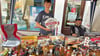 Der 14-jährige Ramon Klügl hatte einen Flohmarkt-Stand am Roßmarkt und auch schon einiges verkauft. 