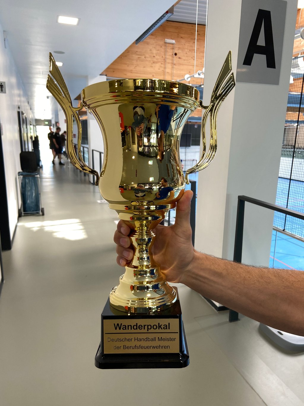 Der Wanderpokal der Deutschen Meisterschaft der Berufsfeuerwehren im Handball wurde auch 2025 an den Erstplatzierten verliehen.