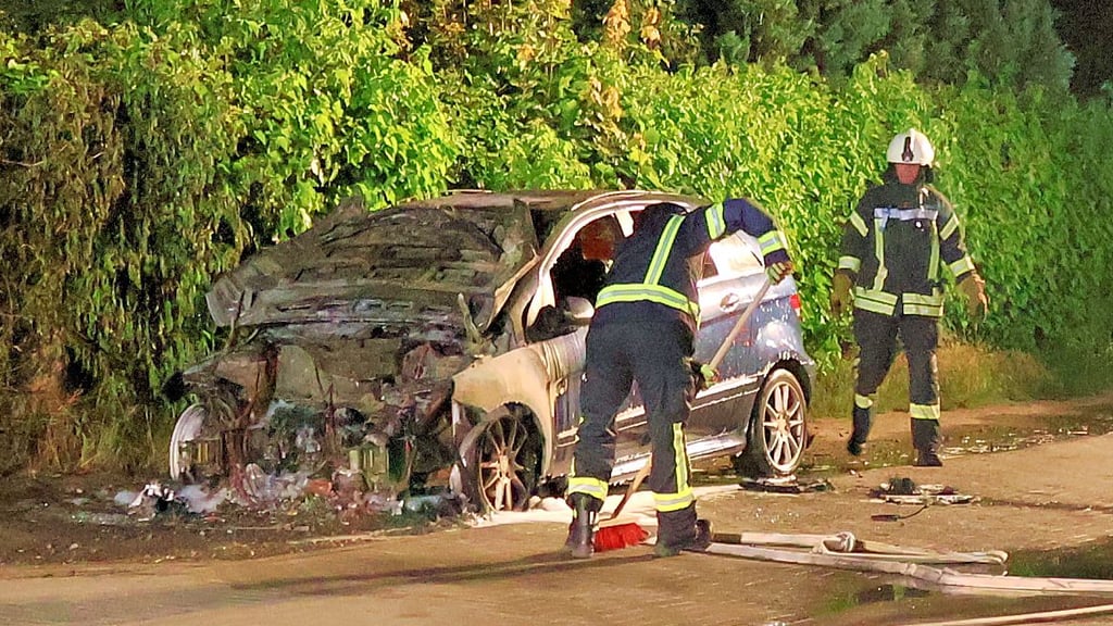 Drei Wehren waren im Einsatz, um in Havelberg im Birkenweg ein brennendes Fahrzeug zu löschen.