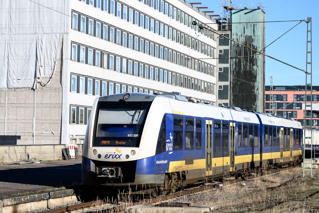 Ein Auto und eine Regionalbahn des Unternehmens Erixx sind an einem unbeschrankten Bahnübergang in Braunschweig zusammengestoßen. (Archivbild)