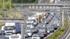 Die Sperrung der A7 und des Elbtunnels behindert den Verkehr rund um Hamburg. (Symbolbild)