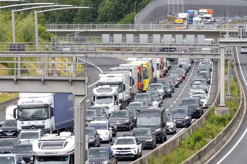Die Sperrung der A7 und des Elbtunnels behindert den Verkehr rund um Hamburg. (Symbolbild)