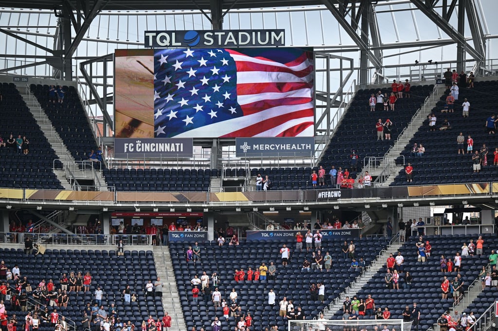 Im TQL Stadium melden sich Fans des FC Bayern zu Wort.