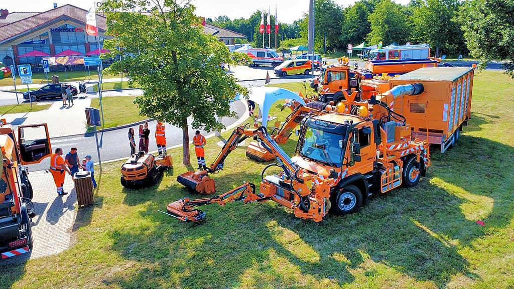 Beim Verkehrssicherheitstag auf der Osterfelder Raststätte an der Autobahn 9 präsentierte unter anderem die Autobahnmeisterei ihre Fahrzeuge und Technik.