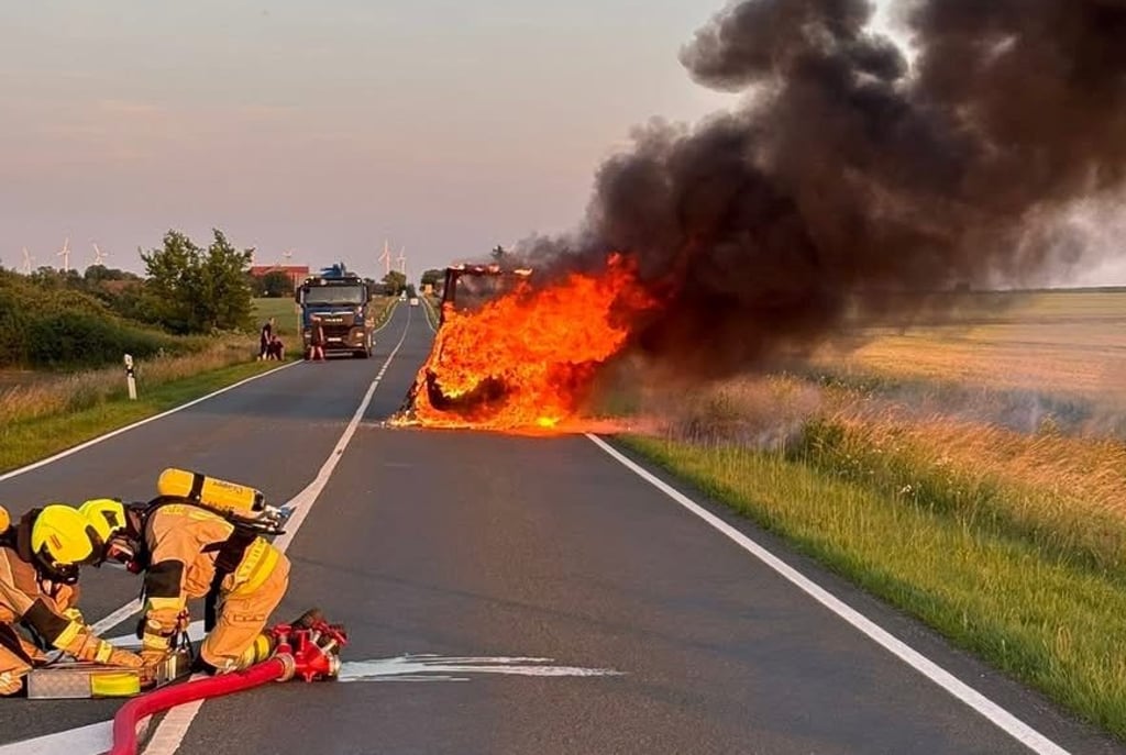 Ein Radlader brannte am Freitagabend auf der Landesstraße 50 zwischen Könnern und Garsena ab.