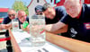 Bierkrugschieben war beim Stadtfest in Güsten einer der Wettbewerbe, die den Ehrgeiz nicht nur bei der Feuerwehr besonders anstachelten.