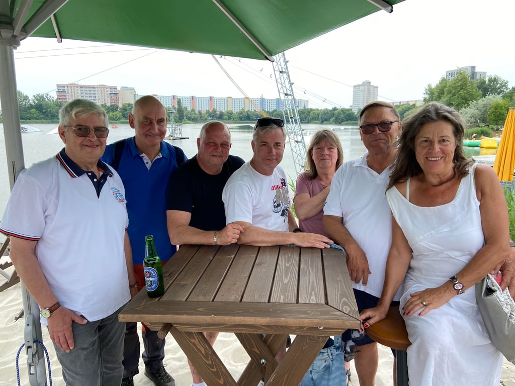 Zum 50-jährigen Jubiläum des Strandbads Neustädter See traf sich eine Gruppe von früheren Rettungsschwimmern – einige von ihnen waren schon bei der Eröffnung 1975 dabei.