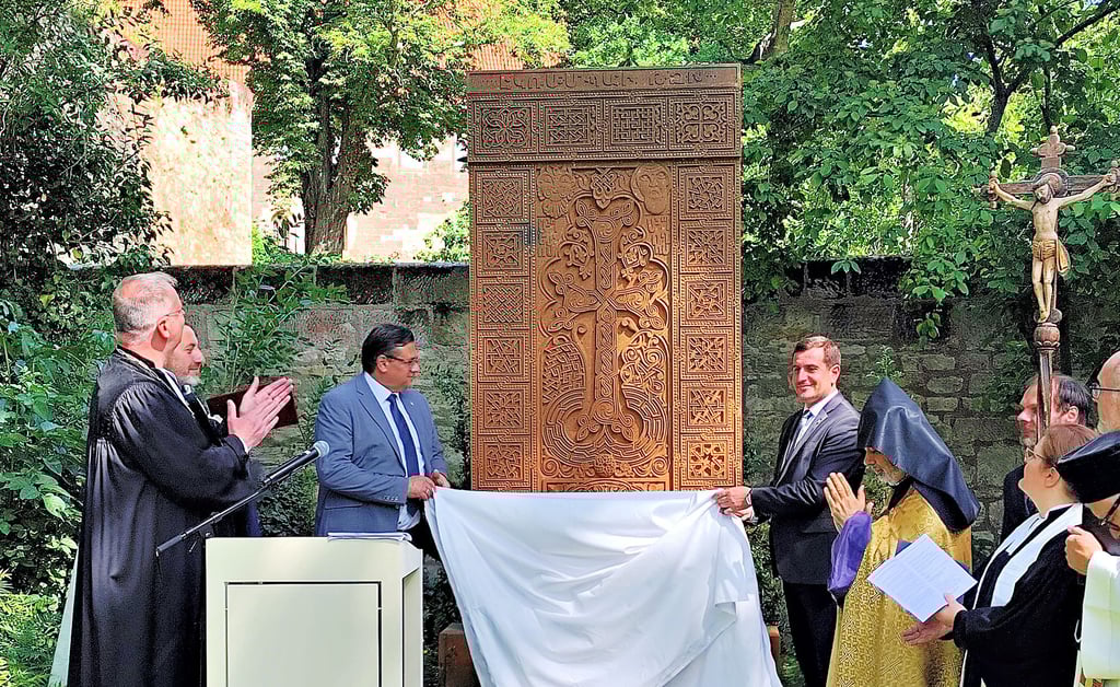 Im Domgarten enthüllen Naumburgs Oberbürgermeister Armin Müller und Armavirs Stadtoberhaupt Varsham Sargsyan den Kreuzstein – ein Geschenk der armenischen Region und Nachbildung eines mittelalterlichen Steins.
