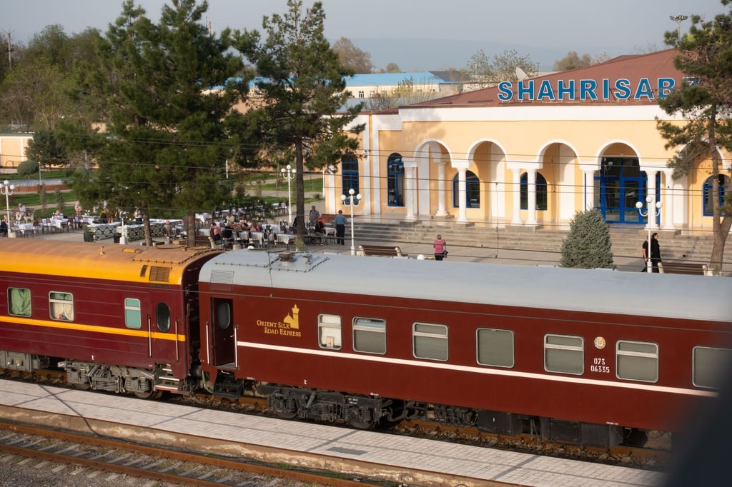 Zwischenstopp in Usbekistan: Der „Orient Silk Road Express“ im Bahnhof von Shahrisabz.