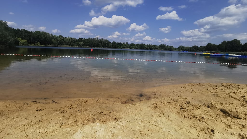 Weiß-blauer Himmer, goldgelber Strand und trotzdem ist am Halbstäder See niemand im Wasser.
