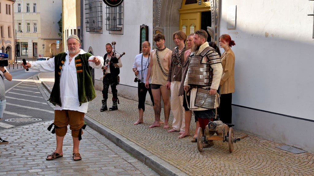 Am Weißenfelser Geleitshaus und dem Pub „Battlefield“ wurden die Teilnehmer des Rundgangs von Inhaber Uwe Brückner (links) und seinen Kollegen mit Kanonenschlägen, Dudelsackmusik und Gesang begrüßt, wozu auch „Gefangene“ herhalten mussten.