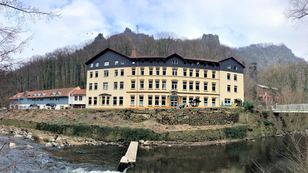Die Stadt Thale möchte in den Hochwasserschutz an der Bode investierten. Konkret in die Stützmauer an der Jugendherberge.