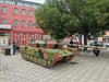 Ein Panzer steht am Sonntagnachmittag auf dem Thiemplatz in Magdeburg.