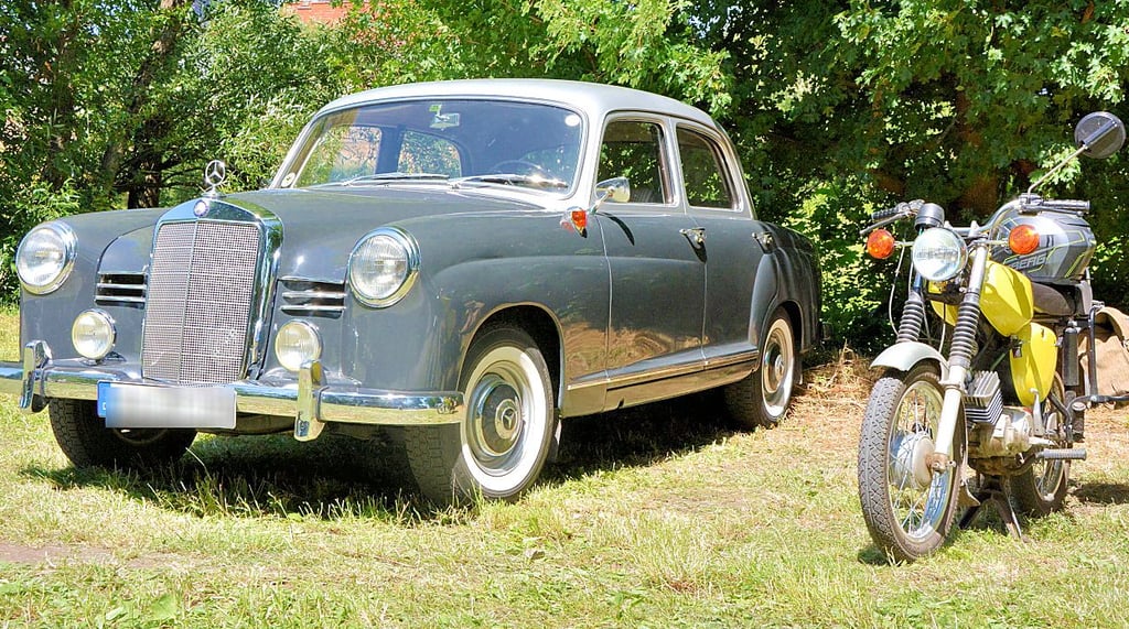 Neben robuster Traktorentechnik gab es zahlreiche weitere Oldtimer in Grünewalde zu bestaunen – so wie diesen schicken Mercedes oder die knallgelbe Simson.