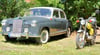 Neben robuster Traktorentechnik gab es zahlreiche weitere Oldtimer in Grünewalde zu bestaunen – so wie diesen schicken Mercedes oder die knallgelbe Simson.