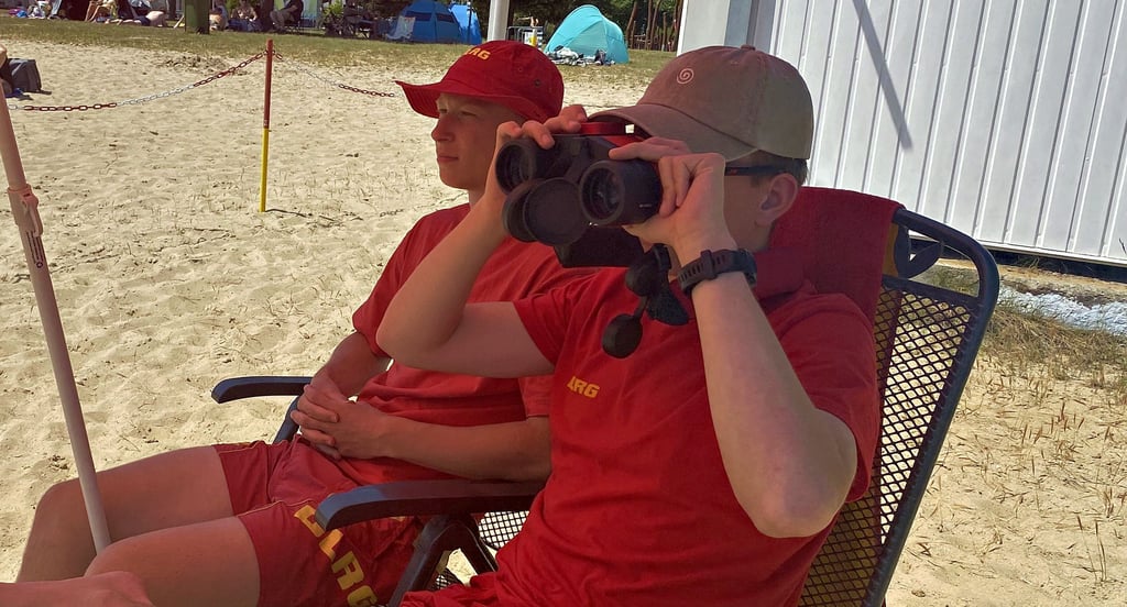Lars Braunschweig (links) und Robert Lietsch vom Genthiner DLRG haben den Zabakucker See stets im Blick.