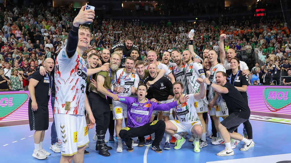 Die SCM-Profis hielten die Emotionen nach dem Halbfinalsieg gegen Barcelona mit einem Selfie fest.