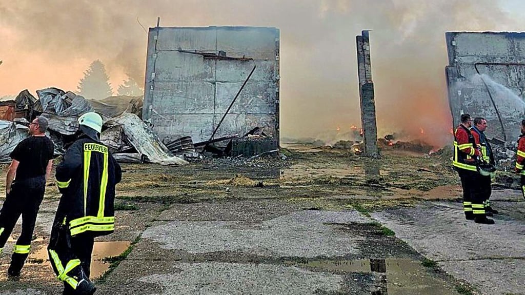 Die Lagerhalle wurde durch das Feuer zu großen Teilen zerstört.