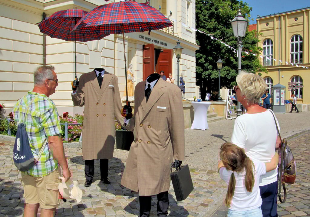 Zwei kopflose Herren mit Regenschirm begrüßten die Besucher des Schlossbergfestes.