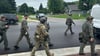 In Minnesota läuft eine großangelegte Fahndung nach dem Schützen - er soll sich als Polizist ausgegeben haben.