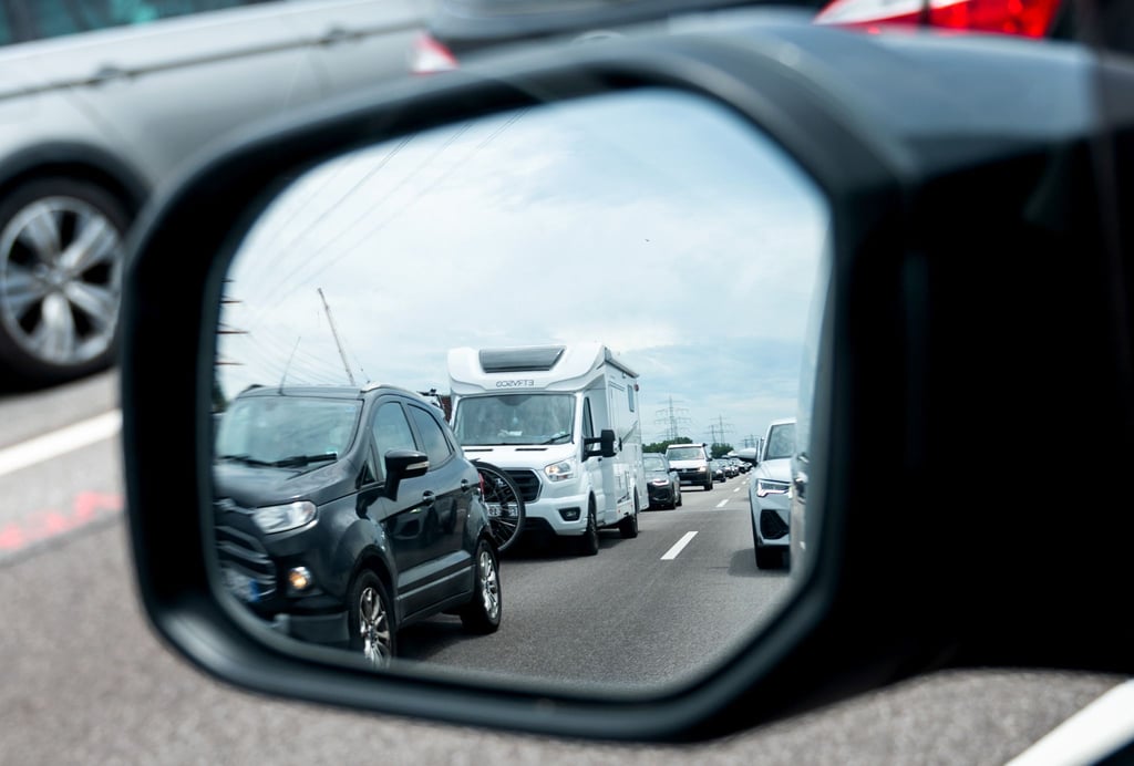 Warum rollt es links und bei mir nicht? Autofahrer sitzen im Stau oft einer getrübten Wahrnehmung auf.