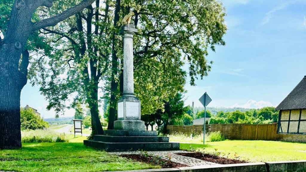 Das Denkmal am Ortseingang von Eilenstedt wurde wieder schick gemacht.