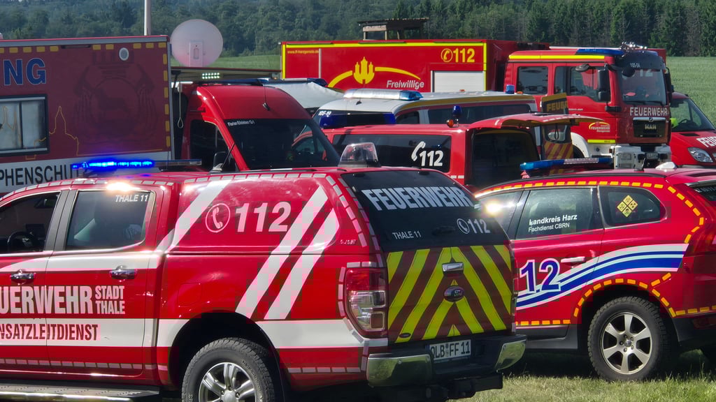 Das angenommene Übungsszenario: Ein Waldbrand wütet auf einer Fläche von neun Hektar. An der Bundesstraße zwischen Güntersberge und Stiege haben sich die Einsatzleitungen versammelt.