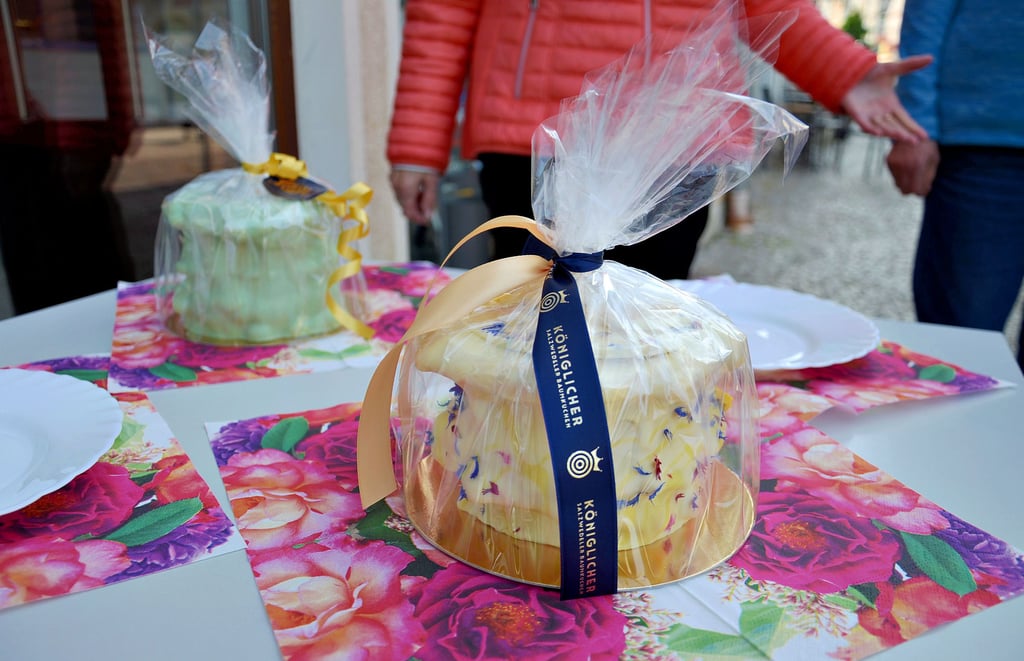 Die Baumkuchen-Sommeredition (im Vordergrund) von Johann Lafer aus Salzwedel ist mit weißer Schokolade umhüllt und mit Blüten verziert.