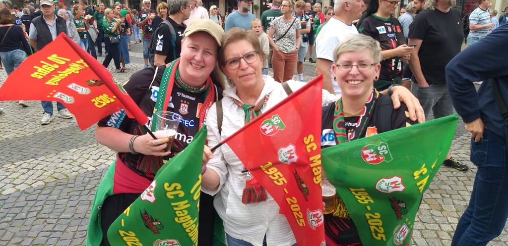 Etliche Fans der SCM-Handballer waren auch mit Fahnen gekommen.