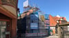 Das Baugerüst am Ständerbau in Quedlinburg, in dem sich ein einzigartiges Fachwerkmuseum befindet, wird länger stehenbleiben.
