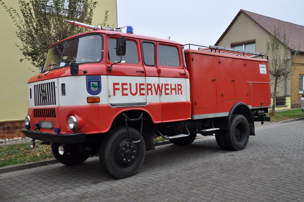 Ein W-50-Feuerwehr-Oldtimer hat den Platz eines sehnsüchtig erwarteten Löschfahrzeugs LF 20 vor der Wischelandhalle in Seehausen vorübergehend eingenommen.
