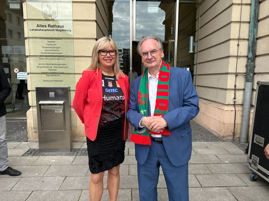 Magdeburgs Oberbürgermeisterin Simone Borris und Sachsen-Anhalts Ministerpräsident Reiner Haseloff feiern die SCM-Handballer nach dem Gewinn der Champions League. .