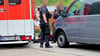 Ein Mann liegt auf dem Boden und wird von Polizisten umstellt. Er sollte mutmaßlich in sein Heimatland abgeschoben werden.