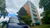 Ein Brandursachenermittler der Polizei hat am Montag, 16. Juni 2025, den bei einem Brand beschädigten und verrauchten Wohnblock am Veckenstedter Weg 84 in Wernigerode überprüft.