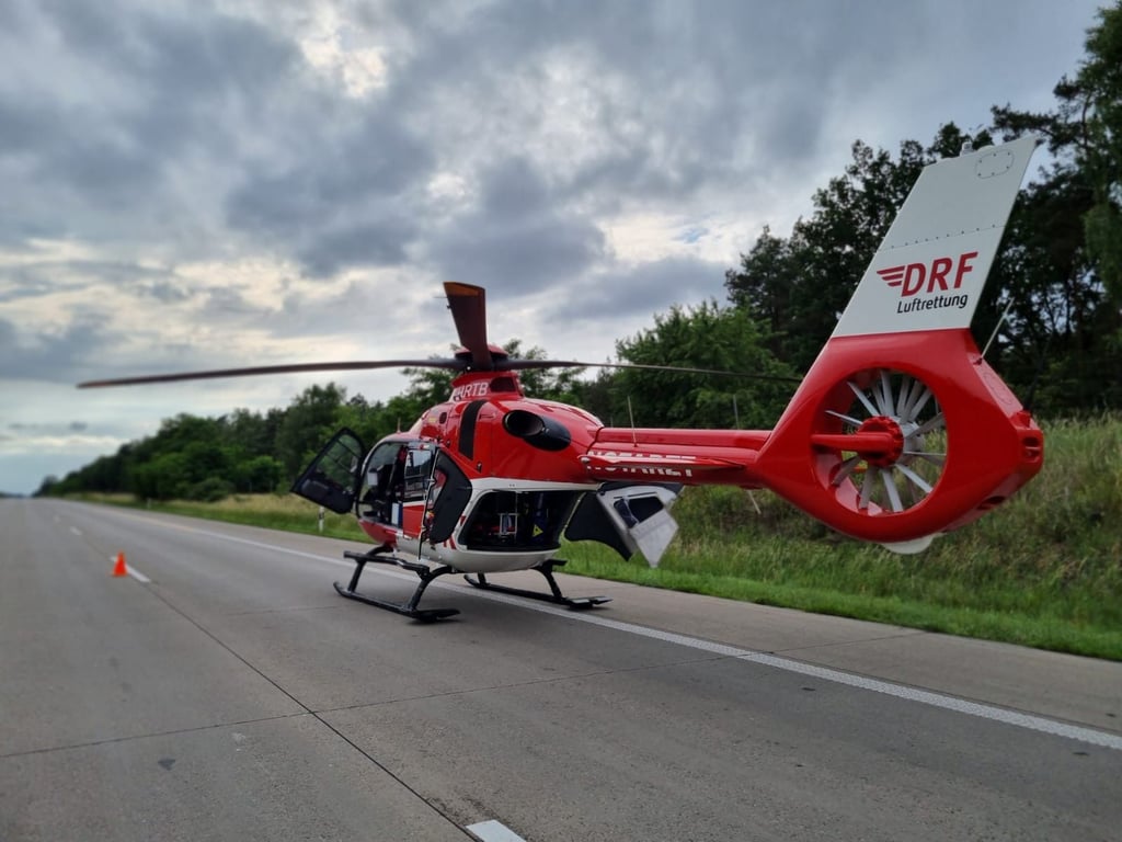 Zur Versorgung der Verletzten vom Unfall auf der Autobahn 2 in Höhe Burg war auch Rettungshubschrauber Christoph 36 im Einsatz.