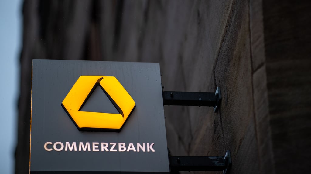 Die Commerzbank streicht ihr kostenloses Girokonto - mit Ausnahme von besonders vermögenden Kunden.