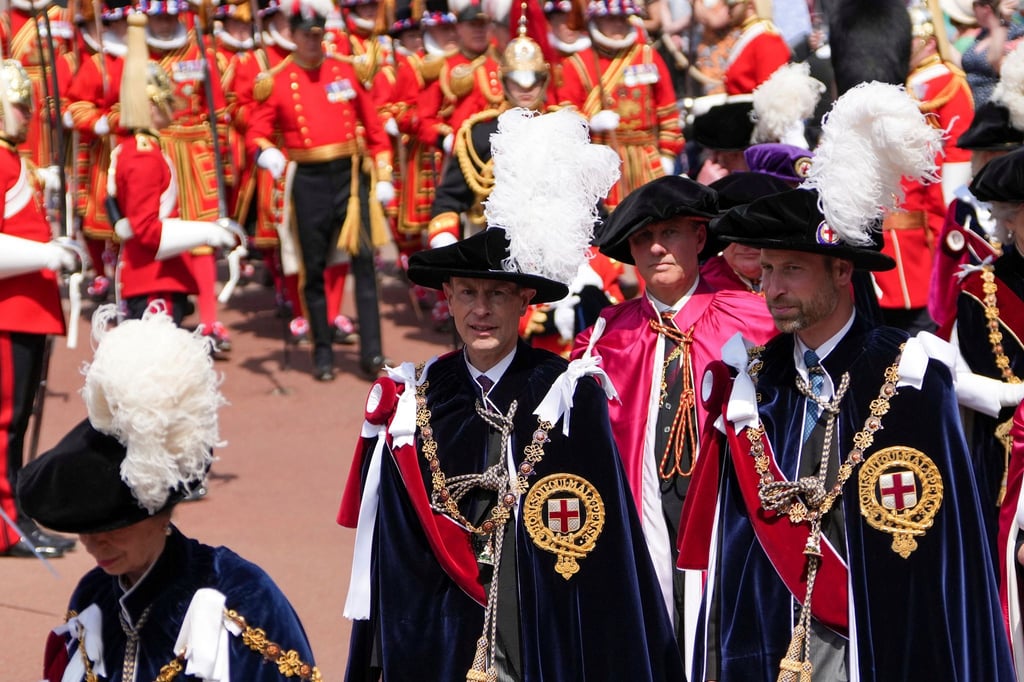 Der britische Prinz Edward (l) und Prinz William kommen Zeremonie des Hosenbandordens.