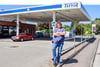 Sven Böneker vor seinem Geschäft mit TinQ-Logo eines niederländischen Unternehmens in Sandau. Die Existenzgründung war alles andere als einfach.