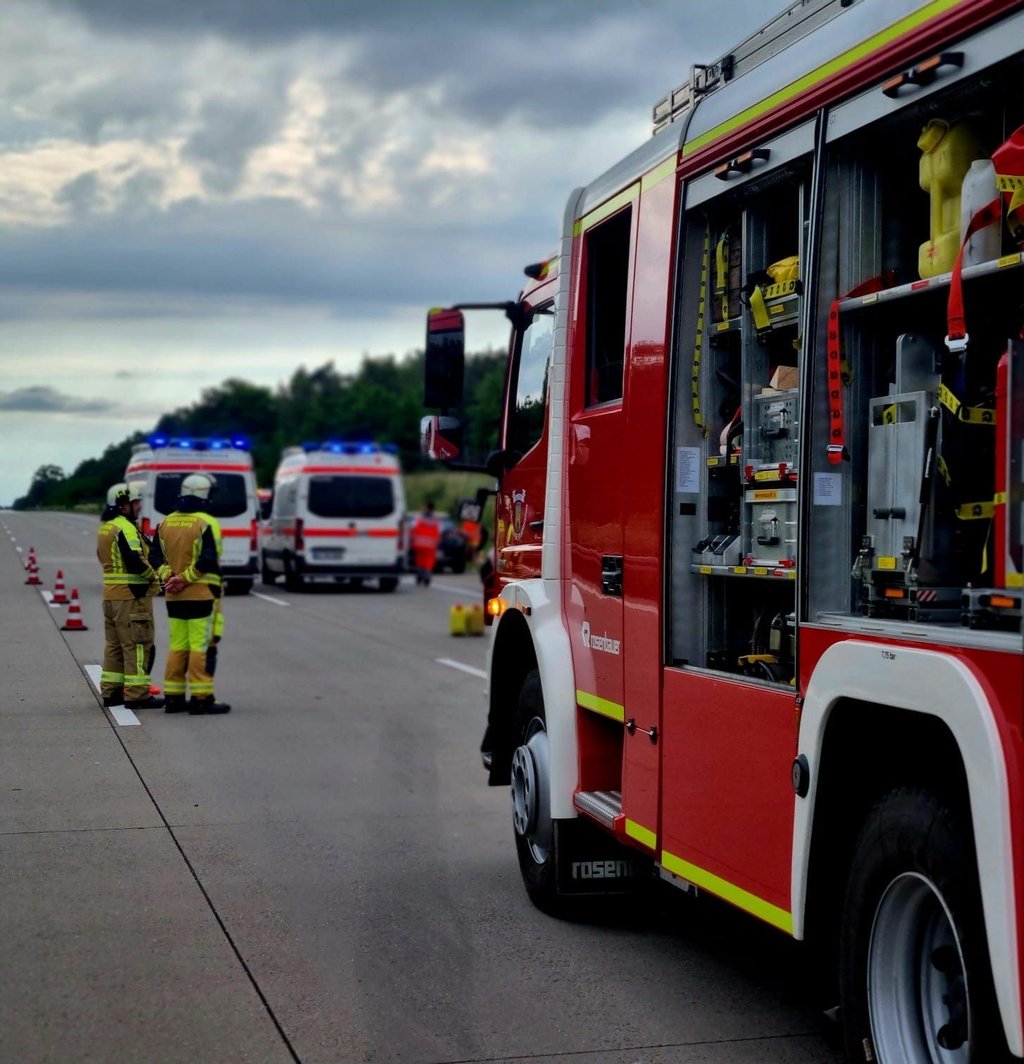 In Höhe Burg hatte es auf der Autobahn 2 gekracht: Die Burger Feuerwehr war binnnen Minuten vor Ort und sicherte die Unfallstelle ab.