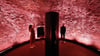 Höllenmaschine mit Lichtkunst: Der 98 Meter hohe Schornstein der Kokerei Zollverein leuchtet rot als Teil des erweiterten Denkmalpfads.