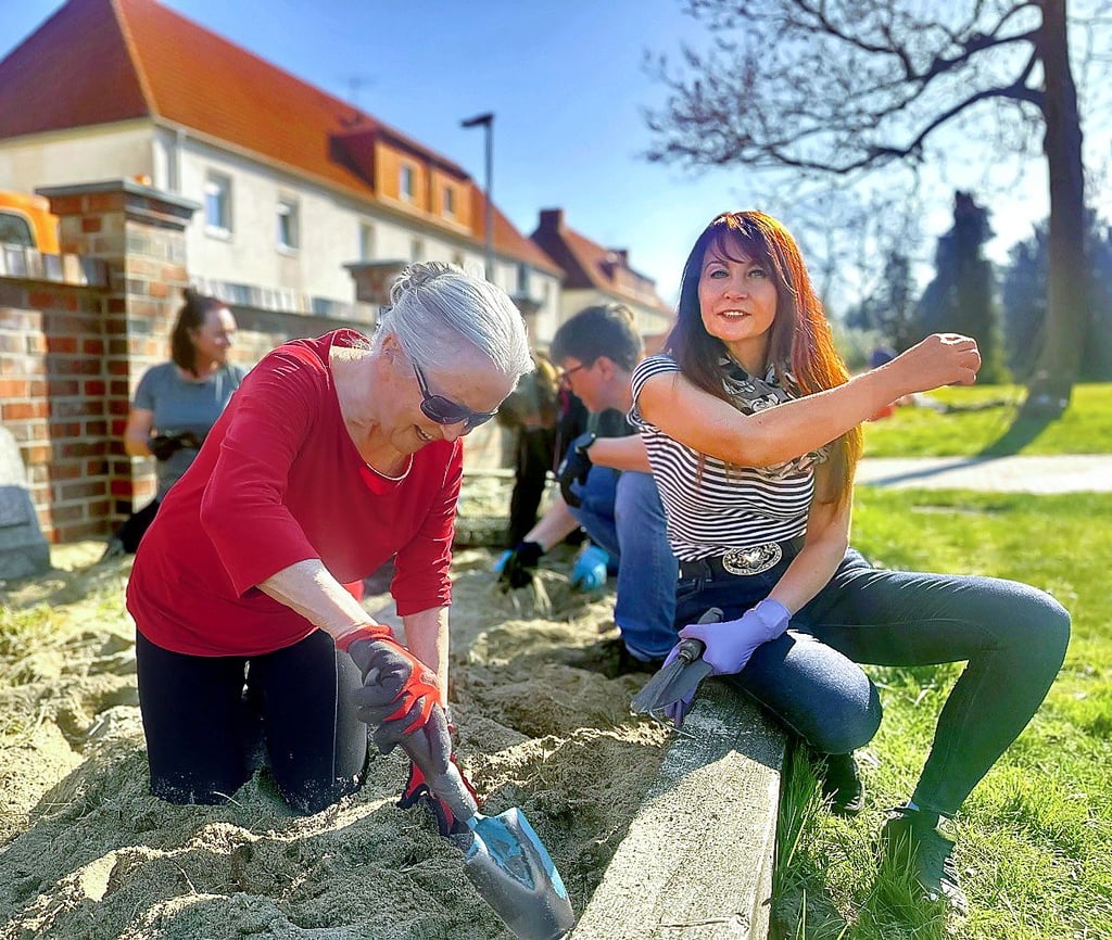 Corinna Heine (rechts) vom Gestaltungsverein Biederitzer Friedhof.