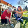 Corinna Heine (rechts) vom Gestaltungsverein Biederitzer Friedhof. 