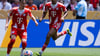 Klein, aber oho: Lennart Karl setzt mit dem Ball am linken Fuß zum Dribbling an.