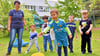   Beim Zielwurf mussten die Kinder der Kita „Weltentdecker“ ihre Geschicklichkeit unter Beweis stellen. Frantisek macht des den anderen vor. 