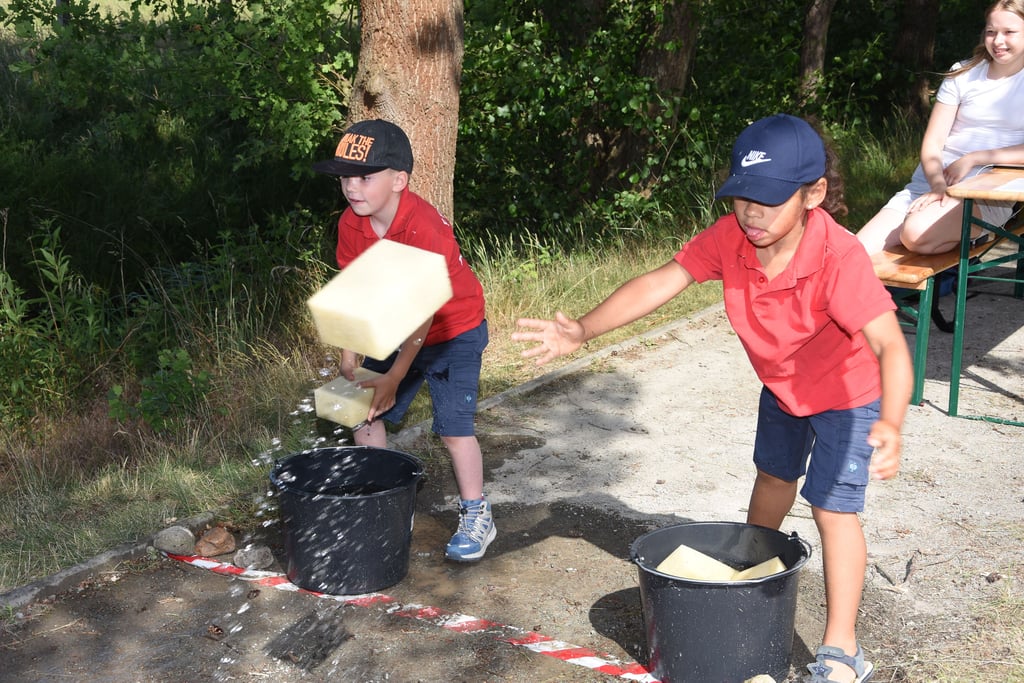Orientierungsmarsch der Kinderfeuerwehren in Kakerbeck: Hier ist das Team Mieste beim Schwammwurf aktiv.