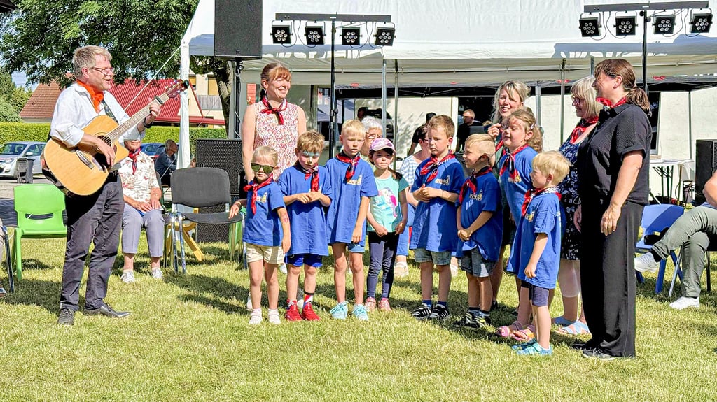 Die Mädchen und Jungen der Hakeborner Kindertagesstätte „Märchenland" erfreuten die Gäste zusammen mit Pfarrer Wolfgang Löbe und ihren Erzieherinnen mit einem kleinen Programm.