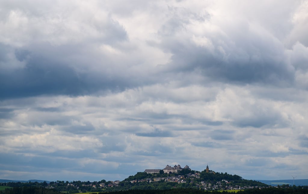 Nach Unwettern ziehen zum Wochenstart teils noch Wolken und Regen durch den Freistaat. (Archivbild)