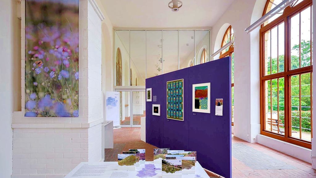 „Arten und Orte, wahrnehmen“: Blick in die Ausstellung in der Orangerie des Luisiums. Sie lädt bei freiem Eintritt bis zum 15. September zum Besuch ein.