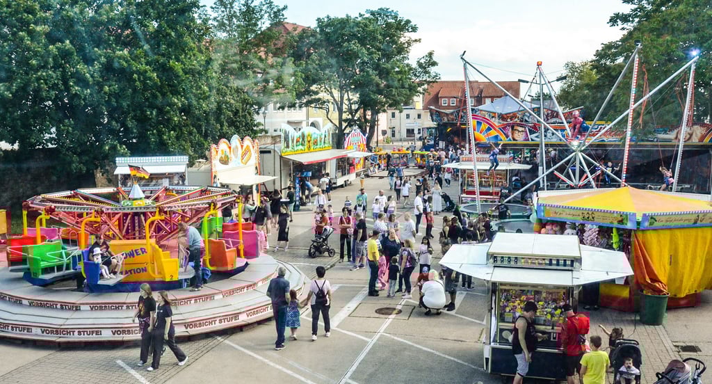 Der Blick über den Schaustellerpark beim Stadtfest in Oschersleben im Jahr 2024
