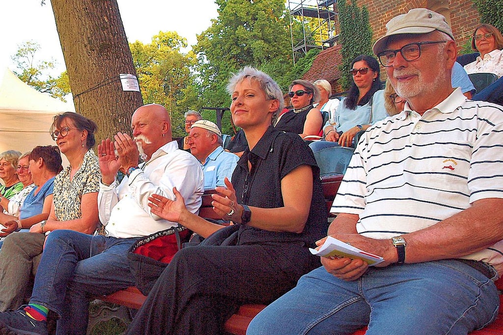Intendantin und Regiesseurin Dorotty Szalma (Zweite von rechts) saß im Premieren-Publikum, mit Michael und Juliane Kleemann.